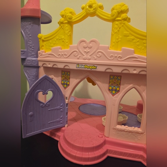 Little People Princess Muscial Dancing Palace & Cinderellas Dancing Carriage - Picture 11 of 17